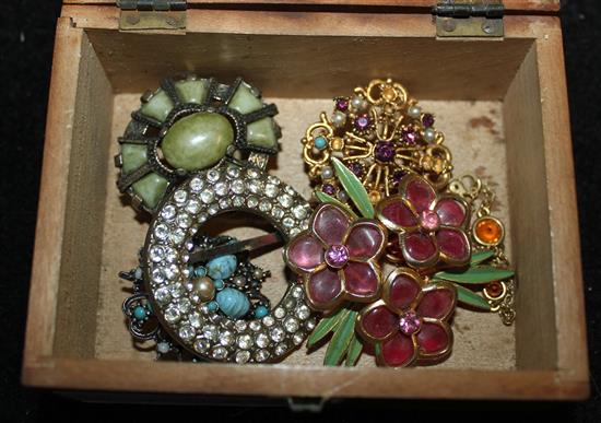 Small quantity of jewellery